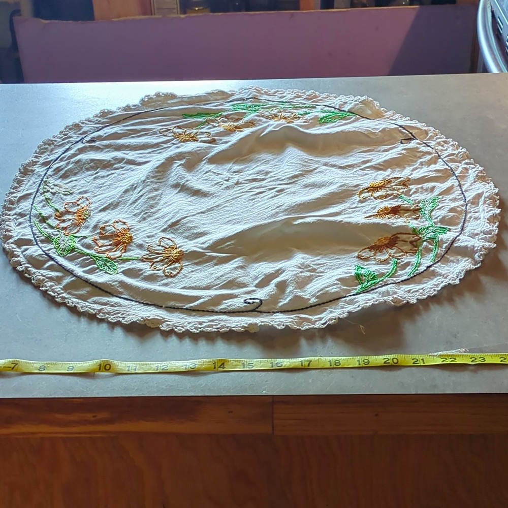 White circle hand Embroidered Lace Trim Floral Tablecloth Cotton Vintage 22 inch
